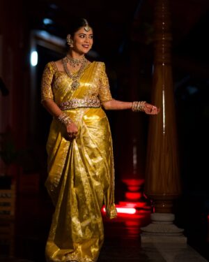 Mansi Joshi Instagram - Six yards of elegance, lifetime of memories 🎊🥰

MUA @makeoverwithtara_raam 😘

Photography by @lens__crafts 💝

Saree and blouse designed by @dt_bridalstudio ☺️

Hair and saree draped by @ramya_hair_artistry 💝

Jewellery by @thespatika ❤️

Mehendi by @rajashreemakeoverartistry 🥰

#wedding #saree #weddingseason #weddingphotography #mansijoshi
