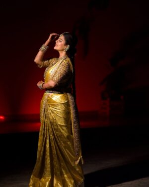 Mansi Joshi Instagram - Six yards of elegance, lifetime of memories 🎊🥰

MUA @makeoverwithtara_raam 😘

Photography by @lens__crafts 💝

Saree and blouse designed by @dt_bridalstudio ☺️

Hair and saree draped by @ramya_hair_artistry 💝

Jewellery by @thespatika ❤️

Mehendi by @rajashreemakeoverartistry 🥰

#wedding #saree #weddingseason #weddingphotography #mansijoshi