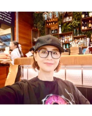 Mao Daichi Instagram - ✨🇹🇭バンコクで撮休の日✨
のんびり観光…とまではいかなかったのですが、
タイ在住のお友達宅にお邪魔して、
美術館みたいな内装のカフェでランチをしたり
マンダリンオリエンタルホテルに行って
バンコク限定のクッキー🍪を買ったり
ちょっと早く終わった日には
ホテルから近くのショッピングモールに行って
ランチをしたり、お土産を買ったり
飲茶をテイクアウトしてホテルのお部屋で食べたり
と、少ない休日を楽しみました♪

😸撮影現場の支度部屋に猫が🩶…癒されました😍

さて、今週土曜日の
🌹最高のオバハン中島ハルコ🌹は
またまたタイ🇹🇭カンボジア🇰🇭での撮影シーンが…🎬
そして、来週は最終回🥲
今週も来週も、是非❗️ご覧くださいね😊

#タイ🇹🇭 #バンコク #思い出
#MOZZA 🇮🇹🥗🍕#trufflePizza 😋
#マンダリンオリエンタルバンコク
#mandarinorientalbangkok
#davincafethailand
#エムクオーティエ
#EmQuartier
#飲茶 #ニラ饅頭🥟 #美味しい
#和食も美味しい #葵 #aoiemporium
#クリスマスツリー🎄
#arabicabangkok #arabicacoffee ☕️
#カルマカメット #karmakamet🫙
支度部屋にいた#猫 🐱
#最高のオバハン中島ハルコ 🌹
#最高のオバハン #中島ハルコ #MIB
#毎週土曜夜11時40分 📺
#大地真央
#MAODAICHI