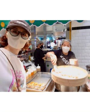 Mao Daichi Instagram - ✨🇹🇭バンコクで撮休の日✨
のんびり観光…とまではいかなかったのですが、
タイ在住のお友達宅にお邪魔して、
美術館みたいな内装のカフェでランチをしたり
マンダリンオリエンタルホテルに行って
バンコク限定のクッキー🍪を買ったり
ちょっと早く終わった日には
ホテルから近くのショッピングモールに行って
ランチをしたり、お土産を買ったり
飲茶をテイクアウトしてホテルのお部屋で食べたり
と、少ない休日を楽しみました♪

😸撮影現場の支度部屋に猫が🩶…癒されました😍

さて、今週土曜日の
🌹最高のオバハン中島ハルコ🌹は
またまたタイ🇹🇭カンボジア🇰🇭での撮影シーンが…🎬
そして、来週は最終回🥲
今週も来週も、是非❗️ご覧くださいね😊

#タイ🇹🇭 #バンコク #思い出
#MOZZA 🇮🇹🥗🍕#trufflePizza 😋
#マンダリンオリエンタルバンコク
#mandarinorientalbangkok
#davincafethailand
#エムクオーティエ
#EmQuartier
#飲茶 #ニラ饅頭🥟 #美味しい
#和食も美味しい #葵 #aoiemporium
#クリスマスツリー🎄
#arabicabangkok #arabicacoffee ☕️
#カルマカメット #karmakamet🫙
支度部屋にいた#猫 🐱
#最高のオバハン中島ハルコ 🌹
#最高のオバハン #中島ハルコ #MIB
#毎週土曜夜11時40分 📺
#大地真央
#MAODAICHI