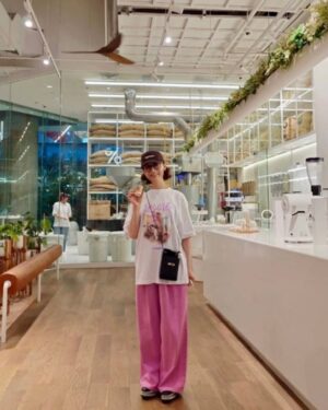 Mao Daichi Instagram - ✨🇹🇭バンコクで撮休の日✨
のんびり観光…とまではいかなかったのですが、
タイ在住のお友達宅にお邪魔して、
美術館みたいな内装のカフェでランチをしたり
マンダリンオリエンタルホテルに行って
バンコク限定のクッキー🍪を買ったり
ちょっと早く終わった日には
ホテルから近くのショッピングモールに行って
ランチをしたり、お土産を買ったり
飲茶をテイクアウトしてホテルのお部屋で食べたり
と、少ない休日を楽しみました♪

😸撮影現場の支度部屋に猫が🩶…癒されました😍

さて、今週土曜日の
🌹最高のオバハン中島ハルコ🌹は
またまたタイ🇹🇭カンボジア🇰🇭での撮影シーンが…🎬
そして、来週は最終回🥲
今週も来週も、是非❗️ご覧くださいね😊

#タイ🇹🇭 #バンコク #思い出
#MOZZA 🇮🇹🥗🍕#trufflePizza 😋
#マンダリンオリエンタルバンコク
#mandarinorientalbangkok
#davincafethailand
#エムクオーティエ
#EmQuartier
#飲茶 #ニラ饅頭🥟 #美味しい
#和食も美味しい #葵 #aoiemporium
#クリスマスツリー🎄
#arabicabangkok #arabicacoffee ☕️
#カルマカメット #karmakamet🫙
支度部屋にいた#猫 🐱
#最高のオバハン中島ハルコ 🌹
#最高のオバハン #中島ハルコ #MIB
#毎週土曜夜11時40分 📺
#大地真央
#MAODAICHI