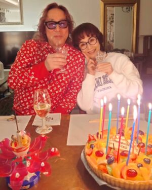 Mao Daichi Instagram - 昨夜
お友達が
誕生日お祝い🥂🎂と、
「帝劇」お疲れ様❗️
パーティー🎉をしてくれました❣️😊
🍾👨‍🍳🥰🍣🍶

#炎🔥が⭐️に見えるメガネ👓
#楽しかった😊
#美味しかった😋
#自宅にお寿司屋さん🍣
#幸せ😂
#ありがとう🙏
#誕生日 🎂
#帝劇
#大地真央
#MAODAICHI
#森田恭通
#yasumichimorita