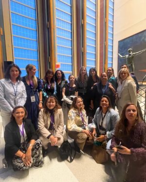 Marcela Sabat Instagram - Les dejo carrousel resumen de estos días por acá en el #CSW69 #NYC como me lo pidieron! Sigue todo muy intenso por acá, este año el objetivo es: RIGHTS. EQUALITY. EMPOWERMENT FOR ALL WOMAN AND GIRL (Derechos, igualdad y empoderamiento para todas las mujeres y niñas). Estoy muy contenta de participar una vez más en #ONUMUJERES ( Me tocó muchas veces como parlamentaria), esta vez desde la sociedad civil (y por lo tanto sin ningún gasto estatal para los que preguntan…) siendo parte de la delegación oficial de Chile 🇨🇱 en el aniversario nº 30 de la Declaración de Beijing (Beijing 30) en Naciones Unidas #CSW69.

Han sido días intensos de importantes conversaciones e intercambio de ideas a nivel global. Compartiendo además en la Misión de Chile ante la ONU con su embajadora Paula Narvaez, la Senadora @paulinanu y distintos e importantes grupos de #Mujeres como la delegación de Women Economic Forum @wef.chile 

Agradezco además la invitación de incluir mi visión en esta delegación a la Ministra @totiorellanag y a todo su equipo. 

1. Naciones unidas.
2. Misión de Chile en U.N
3. Conversatorio 
4.Almuerzo vegano neoyorkino
5. Solcito en la cara
6. Delegación woman economic forum 
7. Objetivo CSW69 2025
8. Caminando por la ciudad
9. Paseito
10. Reunión CAF en Council of America
11. Con Paula Narváez embajadora de Chile en Onu.
11. Jazz bar

#EquidaddeGenero #AsuntosPúblicos