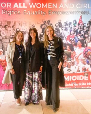 Marcela Sabat Instagram - Les dejo carrousel resumen de estos días por acá en el #CSW69 #NYC como me lo pidieron! Sigue todo muy intenso por acá, este año el objetivo es: RIGHTS. EQUALITY. EMPOWERMENT FOR ALL WOMAN AND GIRL (Derechos, igualdad y empoderamiento para todas las mujeres y niñas). Estoy muy contenta de participar una vez más en #ONUMUJERES ( Me tocó muchas veces como parlamentaria), esta vez desde la sociedad civil (y por lo tanto sin ningún gasto estatal para los que preguntan…) siendo parte de la delegación oficial de Chile 🇨🇱 en el aniversario nº 30 de la Declaración de Beijing (Beijing 30) en Naciones Unidas #CSW69.

Han sido días intensos de importantes conversaciones e intercambio de ideas a nivel global. Compartiendo además en la Misión de Chile ante la ONU con su embajadora Paula Narvaez, la Senadora @paulinanu y distintos e importantes grupos de #Mujeres como la delegación de Women Economic Forum @wef.chile 

Agradezco además la invitación de incluir mi visión en esta delegación a la Ministra @totiorellanag y a todo su equipo. 

1. Naciones unidas.
2. Misión de Chile en U.N
3. Conversatorio 
4.Almuerzo vegano neoyorkino
5. Solcito en la cara
6. Delegación woman economic forum 
7. Objetivo CSW69 2025
8. Caminando por la ciudad
9. Paseito
10. Reunión CAF en Council of America
11. Con Paula Narváez embajadora de Chile en Onu.
11. Jazz bar

#EquidaddeGenero #AsuntosPúblicos