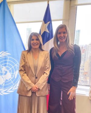Marcela Sabat Instagram - Les dejo carrousel resumen de estos días por acá en el #CSW69 #NYC como me lo pidieron! Sigue todo muy intenso por acá, este año el objetivo es: RIGHTS. EQUALITY. EMPOWERMENT FOR ALL WOMAN AND GIRL (Derechos, igualdad y empoderamiento para todas las mujeres y niñas). Estoy muy contenta de participar una vez más en #ONUMUJERES ( Me tocó muchas veces como parlamentaria), esta vez desde la sociedad civil (y por lo tanto sin ningún gasto estatal para los que preguntan…) siendo parte de la delegación oficial de Chile 🇨🇱 en el aniversario nº 30 de la Declaración de Beijing (Beijing 30) en Naciones Unidas #CSW69.

Han sido días intensos de importantes conversaciones e intercambio de ideas a nivel global. Compartiendo además en la Misión de Chile ante la ONU con su embajadora Paula Narvaez, la Senadora @paulinanu y distintos e importantes grupos de #Mujeres como la delegación de Women Economic Forum @wef.chile 

Agradezco además la invitación de incluir mi visión en esta delegación a la Ministra @totiorellanag y a todo su equipo. 

1. Naciones unidas.
2. Misión de Chile en U.N
3. Conversatorio 
4.Almuerzo vegano neoyorkino
5. Solcito en la cara
6. Delegación woman economic forum 
7. Objetivo CSW69 2025
8. Caminando por la ciudad
9. Paseito
10. Reunión CAF en Council of America
11. Con Paula Narváez embajadora de Chile en Onu.
11. Jazz bar

#EquidaddeGenero #AsuntosPúblicos