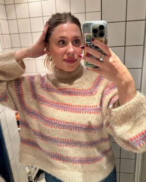 Maria Fantino Instagram - Til årets første liveshow havde jeg en kjole på, som jeg selv havde syet. 
Jeg fik en kærlig hjælpende hånd fra @over.skyerne som bla var så sød at klippe stoffet ud (for det er det VÆRSTE og kedeligste når man skal sy!)

Og med en indbakke fyldt med søde ord om kjolen vil jeg bare lige slå et ekstra slag for håndarbejde 🩷 
At skabe ting i hånden; en varm strikket trøje til vintermånederne, hækle babytøj til kollegaer eller sy en sommerkjole, er noget af det mest berigende jeg har taget til mig i mine 20’ere. 

Da jeg gik i skole var håndarbejde alt andet end populært, men jeg er så glad for, at skabertrangen har fundet mig og mange andre. 

Ja tak til meget gerne garn, sytråd, broderi og hæklenåle. 

Foto: Hanne Juul