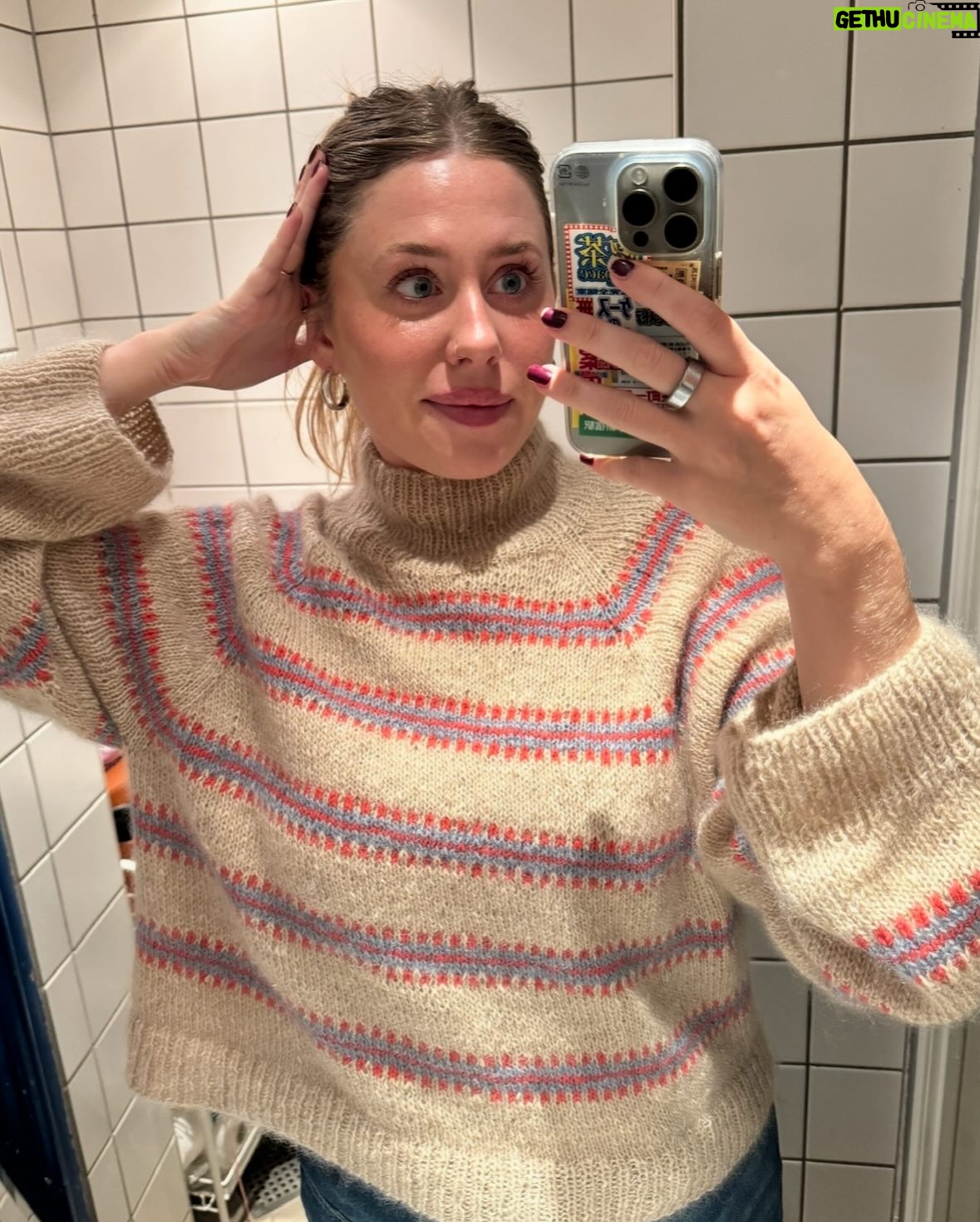 Maria Fantino - 11.9K Likes - Til Ärets første liveshow havde jeg en kjole pÄ, som jeg selv havde syet.
Jeg fik en kƦrlig hjƦlpende hĆ„nd fra @over.skyerne som bla var sĆ„ sĆød at klippe stoffet ud (for det er det VĆRSTE og kedeligste nĆ„r man skal sy!)
Og med en indbakke fyldt med sĆøde ord om kjolen vil jeg bare lige slĆ„ et ekstra slag for hĆ„ndarbejde š©·
At skabe ting i hĆ„nden; en varm strikket trĆøje til vintermĆ„nederne, hƦkle babytĆøj til kollegaer eller sy en sommerkjole, er noget af det mest berigende jeg har taget til mig i mine 20āere.
Da jeg gik i skole var hƄndarbejde alt andet end populƦrt, men jeg er sƄ glad for, at skabertrangen har fundet mig og mange andre.
Ja tak til meget gerne garn, sytrƄd, broderi og hƦklenƄle.
Foto: Hanne Juul