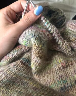 Maria Fantino Instagram - Til årets første liveshow havde jeg en kjole på, som jeg selv havde syet. 
Jeg fik en kærlig hjælpende hånd fra @over.skyerne som bla var så sød at klippe stoffet ud (for det er det VÆRSTE og kedeligste når man skal sy!)

Og med en indbakke fyldt med søde ord om kjolen vil jeg bare lige slå et ekstra slag for håndarbejde 🩷 
At skabe ting i hånden; en varm strikket trøje til vintermånederne, hækle babytøj til kollegaer eller sy en sommerkjole, er noget af det mest berigende jeg har taget til mig i mine 20’ere. 

Da jeg gik i skole var håndarbejde alt andet end populært, men jeg er så glad for, at skabertrangen har fundet mig og mange andre. 

Ja tak til meget gerne garn, sytråd, broderi og hæklenåle. 

Foto: Hanne Juul