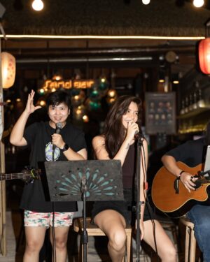 Maria Lynn Ehren Instagram - นานๆๆที…จะได้ร้องเพลง 🫣🤓 เป็นเกียรติได้ขึ้นไปพร้อม @kohsimilan ที่มากับคุณผู้จัดการ ครอบครัวเดียวกับ ซาบรีน่า คอยเป็นเธอ @nhum.carpenter ❤️‍🔥 

And my favorite earrings luey ka from my Sisters at @sretsisofficial 🌹