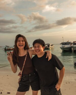 Maria Lynn Ehren Instagram - นานๆๆที…จะได้ร้องเพลง 🫣🤓 เป็นเกียรติได้ขึ้นไปพร้อม @kohsimilan ที่มากับคุณผู้จัดการ ครอบครัวเดียวกับ ซาบรีน่า คอยเป็นเธอ @nhum.carpenter ❤️‍🔥 

And my favorite earrings luey ka from my Sisters at @sretsisofficial 🌹