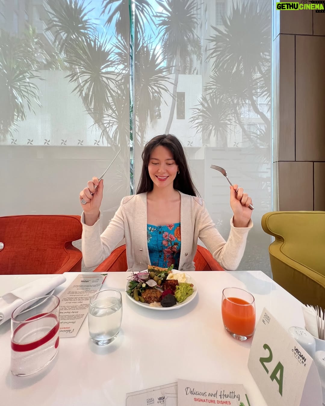 Maria Lynn Ehren - 3 Likes - Hi, month of love! Speaking of love, Iād love to share some luhvly spots I recently had the chance to wine and dine at š
Vegan & Vegetarian Buffet (image 1-5): A buffet tailored for plant eaters! š This is revolutionary yaāll. @chefpae.vegan crafted the menus, and Iāve never had such good vegan cheesecake in my life 𤤠pic 5 dedicated to this magnificence. They host this twice a month, so mark your calendars! Info below*
Earth House (image 6-10): I attended a #Pulses Event organized by @rootthefuture - Holy moly, every dish was delish! š The atmosphere? Spacious yet cozy, perfect for a chill yet classy meal. Highly recommend!
Cannes Lab & Restaurant (last vid!): Iād been wanting to try this place for a while! Itās an omakase-style experience where you sit in front of the chef, and every dish looks fancy. The non-alcoholic drink pairings? Delicious! š„ The food leans toward the sweet side, so if you have a sweet tooth (or youāre a true Bangkokian who loves a little sugar in everything), this is for you. Personally, Iām more of a salty and sour gal! šš
Pro tip for Thailand: Finding vegetarian and vegan food is easy - especially if you cook at home, since this is the land of fruits and veggies! ššš In restaurants, options arenāt always on the menu, but donāt be shy - just ask! Thai people are super kind and accommodatingš«°š¼
Donāt forget: Variety is everything! Eat a rainbow of fruits and veggies, and stay healthy, loves! š
*Vegan/Vegetarian Buffet Brunch The Eatery @fourpointsbangkok by Sheraton, Sukhumvit 15 every 2nd and 4th Saturday each month ąø«ą¹ąøąøąøąø²ąø«ąø²ąø£ ąøąø“ ąøąø“ąøą¹ąøąøąø£ąøµą¹ ąøąø±ą¹ąø 1 ą¹ąø£ąøą¹ąø£ąø”ą¹ąøąø£ą¹ąøąøąø¢ąøą¹ąøŖ ąøąø²ąø¢ ą¹ąøąøąø£ąø²ąøąø±ąø ąøąø£ąøøąøą¹ąøąøąøÆ ąøŖąøøąøąøøąø”ąø§ąø“ąø 15 ą¹ąøąø¢ąøąø°ą¹ąø«ą¹ąøąø£ąø“ąøąø²ąø£ąøąøøąøąø§ąø±ąøą¹ąøŖąø²ąø£ą¹ąøąøµą¹ 2 ą¹ąø„ąø° 4 ąøąøąøą¹ąøąø·ąøąø