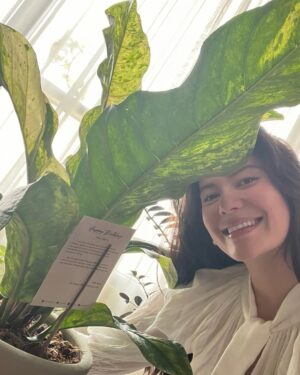 Maria Lynn Ehren Instagram - Feeling so lucky to be part of the Dsk family! A special shoutout to the Dsk team for this plant exchange we’ve got going on. It has been such a fun and fresh way to connect 💚 

What I love most about Dsk is their approach to beauty. It’s never about pushing unnecessary procedures, instead, it’s about customized care by experts.

To anyone reading this, you’re already beautiful 💗 Do what you must to make you happy. If you need consultations, I can highly recommend the doctors at DSK.