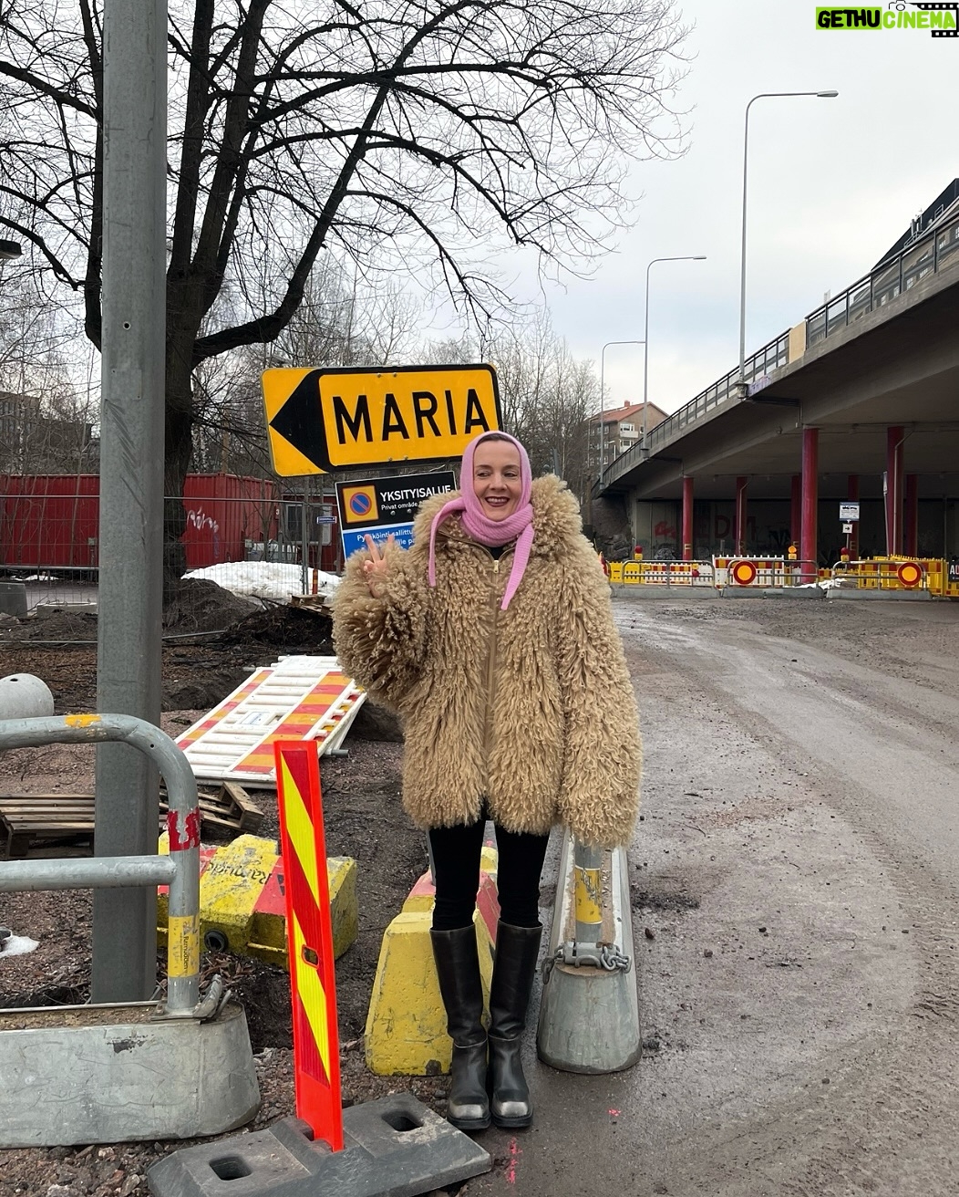 Maria Veitola - 8.6K Likes - Täytin viime viikolla 52 vuotta, ihan hullua! 🎂
Elämä on yksi työmaa, ja täällä kaiken keskellä sitä sinnitellään ja fiilistellään.
Edelleen on ihan tosi vaikea tajuta, että oon tän ikäinen. Jonkun mielestä oon vanha, mutta jos kysyt mun kahdeksankymppiseltä äidiltä niin hän sanoo, että olen vielä ihan nuori. Näkökulmakysymys siis!
Mutta on ihanaa olla elossa! Ikääntyminen on välillä haastavaa tässä kapitalistisessa, ulkonäkö- ja nuoruuskeskeisessä maailmassa, jossa keski-ikäisyys on kirosana, työelämässä on ihan tutkitusti etenkin yli viisikymppisiin naisiin kohdistuvaa ikäsyrjintää ja joka nurkalla myydään kaikkea, jossa lukee anti-aging.
Vaikka ikääntyminenhän on etuoikeus, On maailman paras juttu, että saan herätä joka päivä uuteen päivään. Ja kelatkaa tätä: mulla on vahvasti sellainen olo, että taas on uusi aikakausi alkamassa mun elämässä. Ja mä kun ajattelin, että tää koko homma ois jotenkin asettunut uomiinsa tähän ikään mennessä. No ei ole, päinvastoin! Ja samaan aikaan kun uudet seikkailut odottaa nurkan takana, tuntuu siltä, että tuun vaan koko ajan enemmän omaksi itsekseni. Varmemmaksi, viisaammaksi ja vahvemmaksi. Aijai. 💘
Synttäreitä vietin parhaassa seurassa eli rakkaiden ystävien kanssa. Oli ihanat dinnerit ja sitten tanssittiin klubilla itsemme hikisiksi ja onnellisksi. Seuraavana päivänä joka paikkaa kolotti ja palautumiseen meni pari päivää. Siitä sen huomaa, ettei oo enää kaksikymppinen. Ja siitä, että aika kuluu nykyään tosi nopeasti. Päivät ja vuodet menee vaan, hurlumhei. Mutta ei voi mitään, näillä mennään. Mahtavaa, että mennään!
Mitä sä ajattelet ikääntymisestä? Onko jotain, mikä jännittää tai ahdistaa? Entä mikä tuntuu hyvältä, onko jotain mitä mitä oikein odotat?
P.S. Katsokaa kuvakarusellista miten ihania kuvia mä sain synttäriviesteissä mun rakkailta! Tää on musta aina ihan parasta, saada kuvamuistoja muiden albumeista.
Että tälleen(kin) he näkevät ja muistavat mut. <3