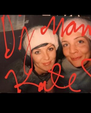 Maria Veitola Instagram - Täytin viime viikolla 52 vuotta, ihan hullua! 🎂

Elämä on yksi työmaa, ja täällä kaiken keskellä sitä sinnitellään ja fiilistellään.

Edelleen on ihan tosi vaikea tajuta, että oon tän ikäinen. Jonkun mielestä oon vanha, mutta jos kysyt mun kahdeksankymppiseltä äidiltä niin hän sanoo, että olen vielä ihan nuori. Näkökulmakysymys siis!

Mutta on ihanaa olla elossa! Ikääntyminen on välillä haastavaa tässä kapitalistisessa, ulkonäkö- ja nuoruuskeskeisessä maailmassa, jossa keski-ikäisyys on kirosana, työelämässä on ihan tutkitusti etenkin yli viisikymppisiin naisiin kohdistuvaa ikäsyrjintää ja joka nurkalla myydään kaikkea, jossa lukee anti-aging. 

Vaikka ikääntyminenhän on etuoikeus, On maailman paras juttu, että saan herätä joka päivä uuteen päivään. Ja kelatkaa tätä: mulla on vahvasti sellainen olo, että taas on uusi aikakausi alkamassa mun elämässä. Ja mä kun ajattelin, että tää koko homma ois jotenkin asettunut uomiinsa tähän ikään mennessä. No ei ole, päinvastoin! Ja samaan aikaan kun uudet seikkailut odottaa nurkan takana, tuntuu siltä, että tuun vaan koko ajan enemmän omaksi itsekseni. Varmemmaksi, viisaammaksi ja vahvemmaksi. Aijai. 💘

Synttäreitä vietin parhaassa seurassa eli rakkaiden ystävien kanssa. Oli ihanat dinnerit ja sitten tanssittiin klubilla itsemme hikisiksi ja onnellisksi. Seuraavana päivänä joka paikkaa kolotti ja palautumiseen meni pari päivää. Siitä sen huomaa, ettei oo enää kaksikymppinen. Ja siitä, että aika kuluu nykyään tosi nopeasti. Päivät ja vuodet menee vaan, hurlumhei. Mutta ei voi mitään, näillä mennään. Mahtavaa, että mennään!

Mitä sä ajattelet ikääntymisestä? Onko jotain, mikä jännittää tai ahdistaa? Entä mikä tuntuu hyvältä, onko jotain mitä mitä oikein odotat?

P.S. Katsokaa kuvakarusellista miten ihania kuvia mä sain synttäriviesteissä mun rakkailta! Tää on musta aina ihan parasta, saada kuvamuistoja muiden albumeista. 
Että tälleen(kin) he näkevät ja muistavat mut. <3