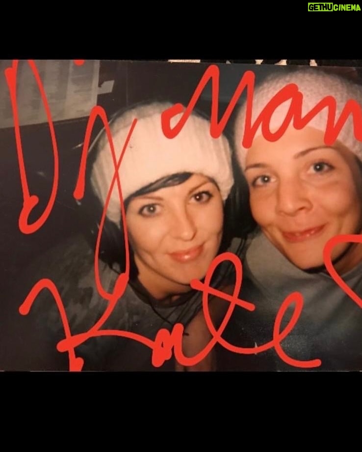 Maria Veitola - 8.6K Likes - Täytin viime viikolla 52 vuotta, ihan hullua! 🎂
Elämä on yksi työmaa, ja täällä kaiken keskellä sitä sinnitellään ja fiilistellään.
Edelleen on ihan tosi vaikea tajuta, että oon tän ikäinen. Jonkun mielestä oon vanha, mutta jos kysyt mun kahdeksankymppiseltä äidiltä niin hän sanoo, että olen vielä ihan nuori. Näkökulmakysymys siis!
Mutta on ihanaa olla elossa! Ikääntyminen on välillä haastavaa tässä kapitalistisessa, ulkonäkö- ja nuoruuskeskeisessä maailmassa, jossa keski-ikäisyys on kirosana, työelämässä on ihan tutkitusti etenkin yli viisikymppisiin naisiin kohdistuvaa ikäsyrjintää ja joka nurkalla myydään kaikkea, jossa lukee anti-aging.
Vaikka ikääntyminenhän on etuoikeus, On maailman paras juttu, että saan herätä joka päivä uuteen päivään. Ja kelatkaa tätä: mulla on vahvasti sellainen olo, että taas on uusi aikakausi alkamassa mun elämässä. Ja mä kun ajattelin, että tää koko homma ois jotenkin asettunut uomiinsa tähän ikään mennessä. No ei ole, päinvastoin! Ja samaan aikaan kun uudet seikkailut odottaa nurkan takana, tuntuu siltä, että tuun vaan koko ajan enemmän omaksi itsekseni. Varmemmaksi, viisaammaksi ja vahvemmaksi. Aijai. 💘
Synttäreitä vietin parhaassa seurassa eli rakkaiden ystävien kanssa. Oli ihanat dinnerit ja sitten tanssittiin klubilla itsemme hikisiksi ja onnellisksi. Seuraavana päivänä joka paikkaa kolotti ja palautumiseen meni pari päivää. Siitä sen huomaa, ettei oo enää kaksikymppinen. Ja siitä, että aika kuluu nykyään tosi nopeasti. Päivät ja vuodet menee vaan, hurlumhei. Mutta ei voi mitään, näillä mennään. Mahtavaa, että mennään!
Mitä sä ajattelet ikääntymisestä? Onko jotain, mikä jännittää tai ahdistaa? Entä mikä tuntuu hyvältä, onko jotain mitä mitä oikein odotat?
P.S. Katsokaa kuvakarusellista miten ihania kuvia mä sain synttäriviesteissä mun rakkailta! Tää on musta aina ihan parasta, saada kuvamuistoja muiden albumeista.
Että tälleen(kin) he näkevät ja muistavat mut. <3
