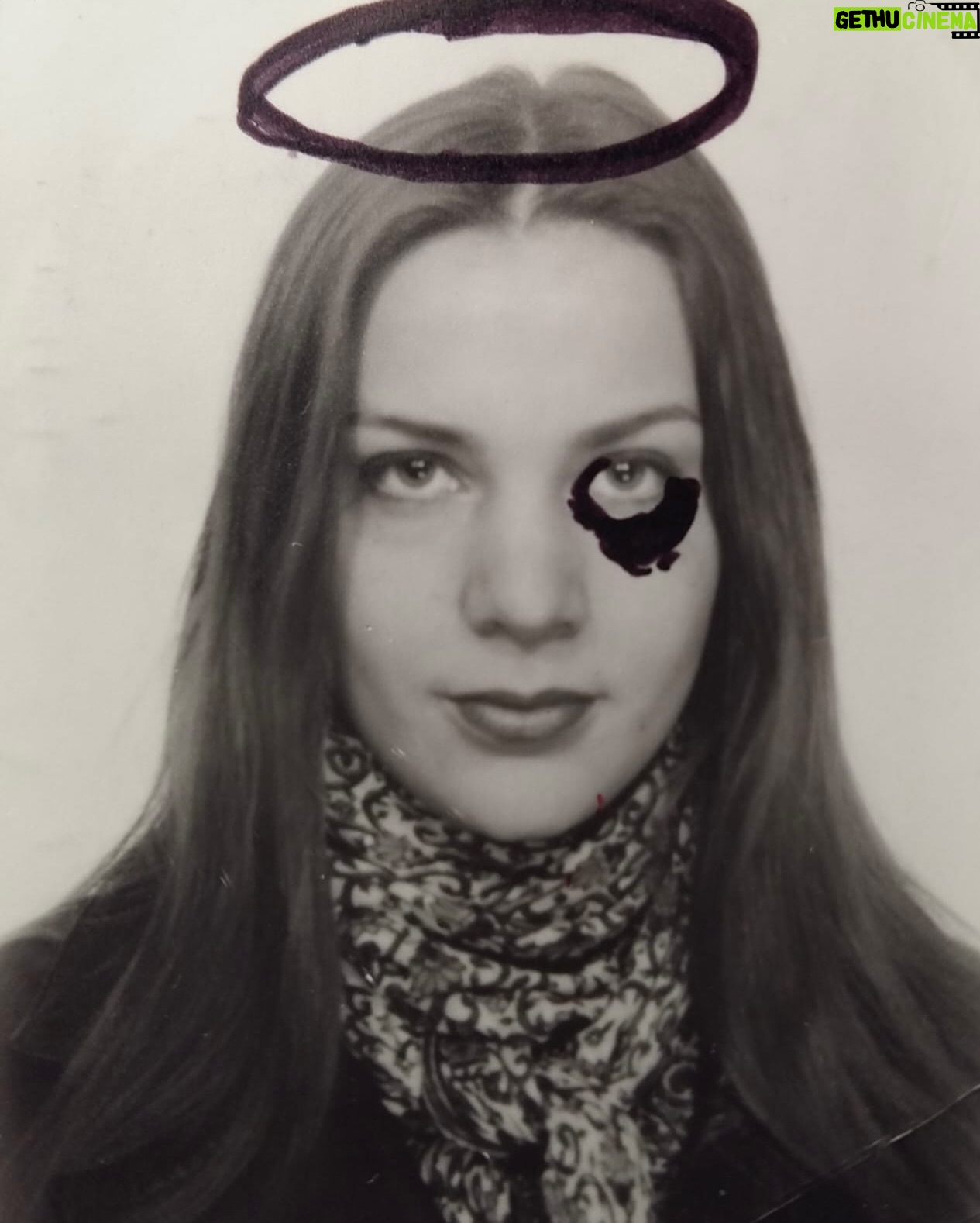 Maria Veitola - 8.6K Likes - Täytin viime viikolla 52 vuotta, ihan hullua! 🎂
Elämä on yksi työmaa, ja täällä kaiken keskellä sitä sinnitellään ja fiilistellään.
Edelleen on ihan tosi vaikea tajuta, että oon tän ikäinen. Jonkun mielestä oon vanha, mutta jos kysyt mun kahdeksankymppiseltä äidiltä niin hän sanoo, että olen vielä ihan nuori. Näkökulmakysymys siis!
Mutta on ihanaa olla elossa! Ikääntyminen on välillä haastavaa tässä kapitalistisessa, ulkonäkö- ja nuoruuskeskeisessä maailmassa, jossa keski-ikäisyys on kirosana, työelämässä on ihan tutkitusti etenkin yli viisikymppisiin naisiin kohdistuvaa ikäsyrjintää ja joka nurkalla myydään kaikkea, jossa lukee anti-aging.
Vaikka ikääntyminenhän on etuoikeus, On maailman paras juttu, että saan herätä joka päivä uuteen päivään. Ja kelatkaa tätä: mulla on vahvasti sellainen olo, että taas on uusi aikakausi alkamassa mun elämässä. Ja mä kun ajattelin, että tää koko homma ois jotenkin asettunut uomiinsa tähän ikään mennessä. No ei ole, päinvastoin! Ja samaan aikaan kun uudet seikkailut odottaa nurkan takana, tuntuu siltä, että tuun vaan koko ajan enemmän omaksi itsekseni. Varmemmaksi, viisaammaksi ja vahvemmaksi. Aijai. 💘
Synttäreitä vietin parhaassa seurassa eli rakkaiden ystävien kanssa. Oli ihanat dinnerit ja sitten tanssittiin klubilla itsemme hikisiksi ja onnellisksi. Seuraavana päivänä joka paikkaa kolotti ja palautumiseen meni pari päivää. Siitä sen huomaa, ettei oo enää kaksikymppinen. Ja siitä, että aika kuluu nykyään tosi nopeasti. Päivät ja vuodet menee vaan, hurlumhei. Mutta ei voi mitään, näillä mennään. Mahtavaa, että mennään!
Mitä sä ajattelet ikääntymisestä? Onko jotain, mikä jännittää tai ahdistaa? Entä mikä tuntuu hyvältä, onko jotain mitä mitä oikein odotat?
P.S. Katsokaa kuvakarusellista miten ihania kuvia mä sain synttäriviesteissä mun rakkailta! Tää on musta aina ihan parasta, saada kuvamuistoja muiden albumeista.
Että tälleen(kin) he näkevät ja muistavat mut. <3