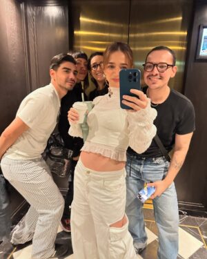 Marianna Burelli Instagram - La pre de la pre mier
💘

@cloeoemoda 
Mi equipo 💎
@_boknegra  PR
@sergio.valenzuelach  Styling
@robbielikemargot  MU
@mak_fg  Hair
@_kbocanegra 📸

#EntreParedes
@disneyplusla