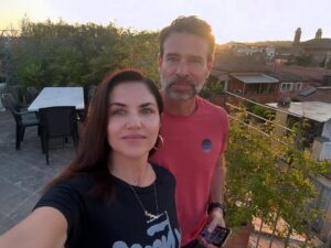 Marika Domińczyk Instagram - Happy Monday! #thankyou for making #ladolcevilla #1 #movie on #netflix - here’s some #behindthescenes of Me & the Kids visiting @scottkfoley in #italy. Ti Amo Italia ❤️ #love #nonnas #tuscany #sunset #feelgood