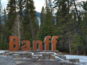 Mariloup Wolfe Instagram - Quelle belle relâche de ski! ⛷️ Plein de belles images dans nos têtes! 💙  #Banff @manoe_lemay_thivierge @mirowolfe