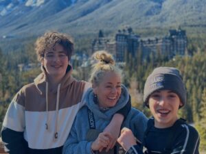 Mariloup Wolfe Instagram - Quelle belle relâche de ski! ⛷️ Plein de belles images dans nos têtes! 💙  #Banff @manoe_lemay_thivierge @mirowolfe