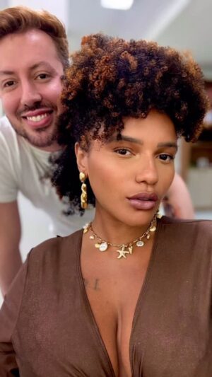 Marina Gregory Instagram - Time to Glow 🌟

Carnaval é sinônimo de alegria - e para ficar de bem com a vida e com o seu cabelo - convidamos o #KeuneTalent @andregommezz para trazer uma opção estilosa e bem confortável para as cacheadas tirarem nota 10 na categoria beleza! 💗