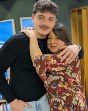 Marisa Passera Instagram - Olly e la signora affacciata al quarto piano con la sigaretta in bocca 🔥 presidentessa del fan club delle signore di Olly e della bellezza di Genova @olly_nclusive ci vediamo al mercato di piazza Palermo 💙