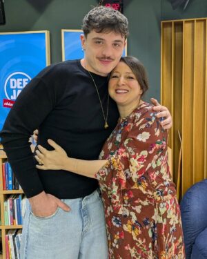 Marisa Passera Instagram - Olly e la signora affacciata al quarto piano con la sigaretta in bocca 🔥 presidentessa del fan club delle signore di Olly e della bellezza di Genova @olly_nclusive ci vediamo al mercato di piazza Palermo 💙