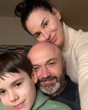 Mariya Efrosinina Instagram - З Днем народження, мій коханий! Мій Тимур!

Тобі сьогодні 50! 
І я не організувала тобі свято, сценарій якого в моїй голові зрів вже кілька років.. 
Але ці роки привели наше життя до обставин, сильніших за нас, обставин, в яких нам з тобою не до свят, що їх ми так любили робити для себе та наших друзів...

Проте ти сьогодні поруч зі мною та Сашком, і це найбільший подарунок для мене, про який я тільки могла мріяти. 

Свято твоє, а подарунок мені - в цьому весь ти…

З тобою я досі відчуваю себе тою юною дівчинкою на Ялтинській набережній в момент нашої першої зустрічі. 
Не уявляю життя, в якому тебе немає: ні в 25, ні в 45, ні в 70, ні в 100 років.

Бо ти-моя скеля! Ти-мій захист. Ти-мій спокій..
Ти - мій Тимур.