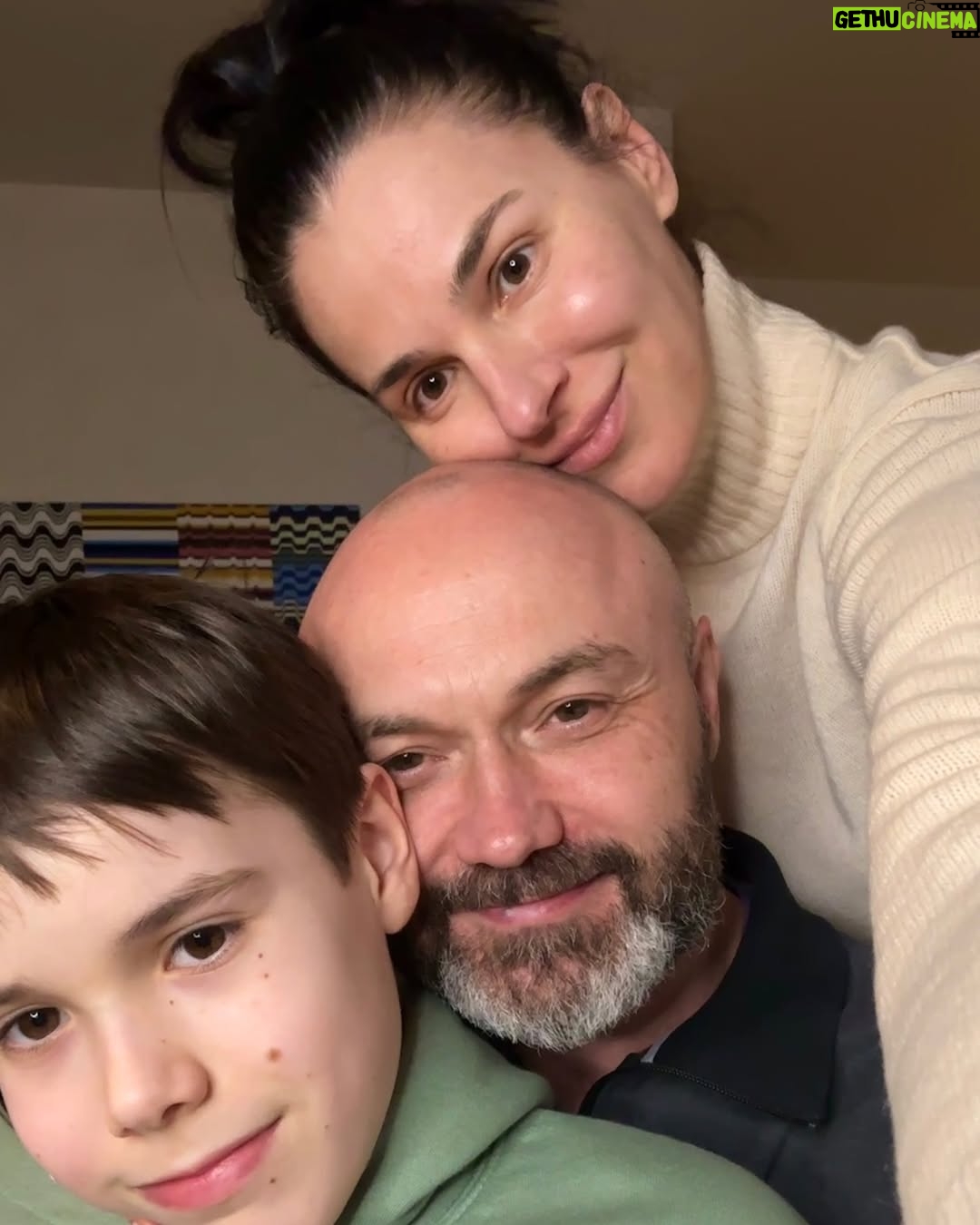 Mariya Efrosinina - 76.4K Likes - З Днем народження, мій коханий! Мій Тимур!
Тобі сьогодні 50!
І я не організувала тобі свято, сценарій якого в моїй голові зрів вже кілька років..
Але ці роки привели наше життя до обставин, сильніших за нас, обставин, в яких нам з тобою не до свят, що їх ми так любили робити для себе та наших друзів...
Проте ти сьогодні поруч зі мною та Сашком, і це найбільший подарунок для мене, про який я тільки могла мріяти.
Свято твоє, а подарунок мені - в цьому весь ти…
З тобою я досі відчуваю себе тою юною дівчинкою на Ялтинській набережній в момент нашої першої зустрічі.
Не уявляю життя, в якому тебе немає: ні в 25, ні в 45, ні в 70, ні в 100 років.
Бо ти-моя скеля! Ти-мій захист. Ти-мій спокій..
Ти - мій Тимур.