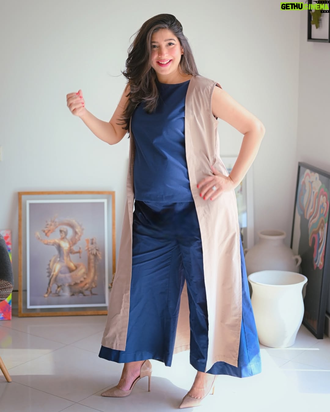 Mariyam Nafees - 55.1K Likes - • Discomfort apni jagah, fashion nai rukna chahye 🥲🤰🏼💙
Swipe to see my biggest distraction ♥️
@iamthamaan
🧥: @ame.pret
📷: @meer_clicks