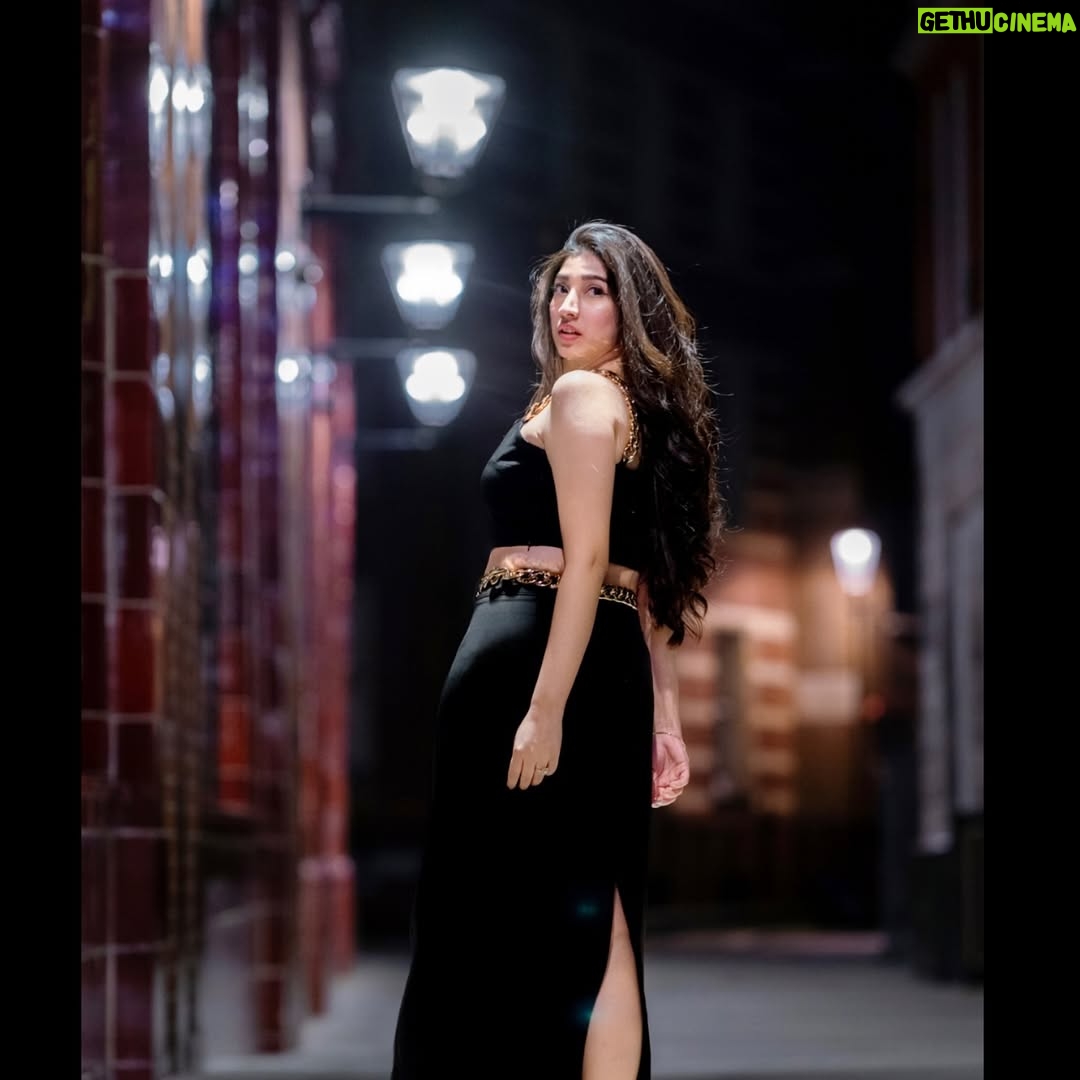Mariyam Nafees - 36.5K Likes - • Drama 🎭
@difixus_images
@emra.pk
| #AmYam | Drama | Shots | Knightsbridge | London | Night | 🎭 | Girl in Black | All Black Look |