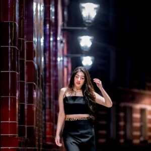 Mariyam Nafees Instagram - • Drama 🎭

@difixus_images 
@emra.pk 

| #AmYam | Drama | Shots | Knightsbridge | London | Night | 🎭 | Girl in Black | All Black Look |