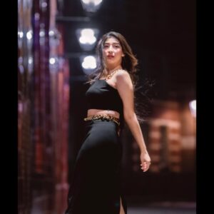 Mariyam Nafees Instagram - • Drama 🎭

@difixus_images 
@emra.pk 

| #AmYam | Drama | Shots | Knightsbridge | London | Night | 🎭 | Girl in Black | All Black Look |