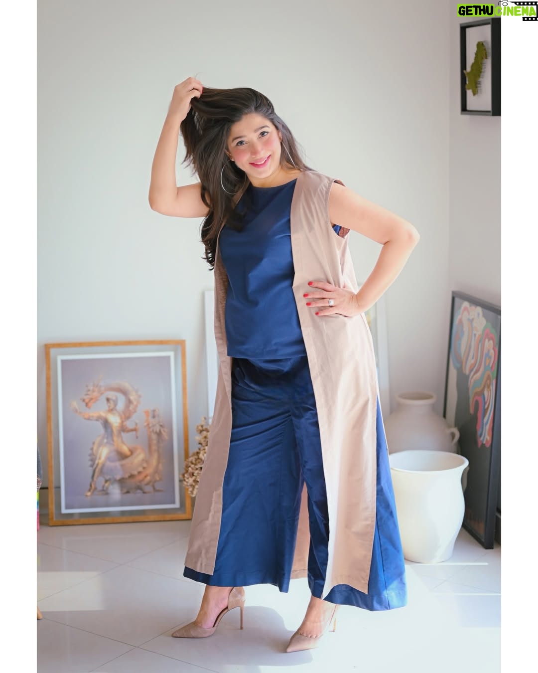 Mariyam Nafees - 55.1K Likes - • Discomfort apni jagah, fashion nai rukna chahye 🥲🤰🏼💙
Swipe to see my biggest distraction ♥️
@iamthamaan
🧥: @ame.pret
📷: @meer_clicks