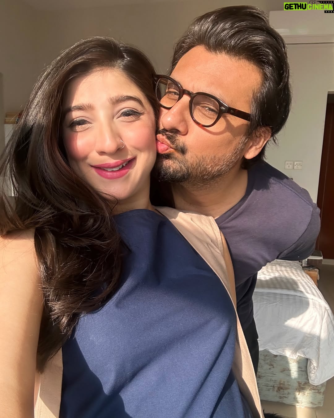 Mariyam Nafees - 55.1K Likes - • Discomfort apni jagah, fashion nai rukna chahye 🥲🤰🏼💙
Swipe to see my biggest distraction ♥️
@iamthamaan
🧥: @ame.pret
📷: @meer_clicks