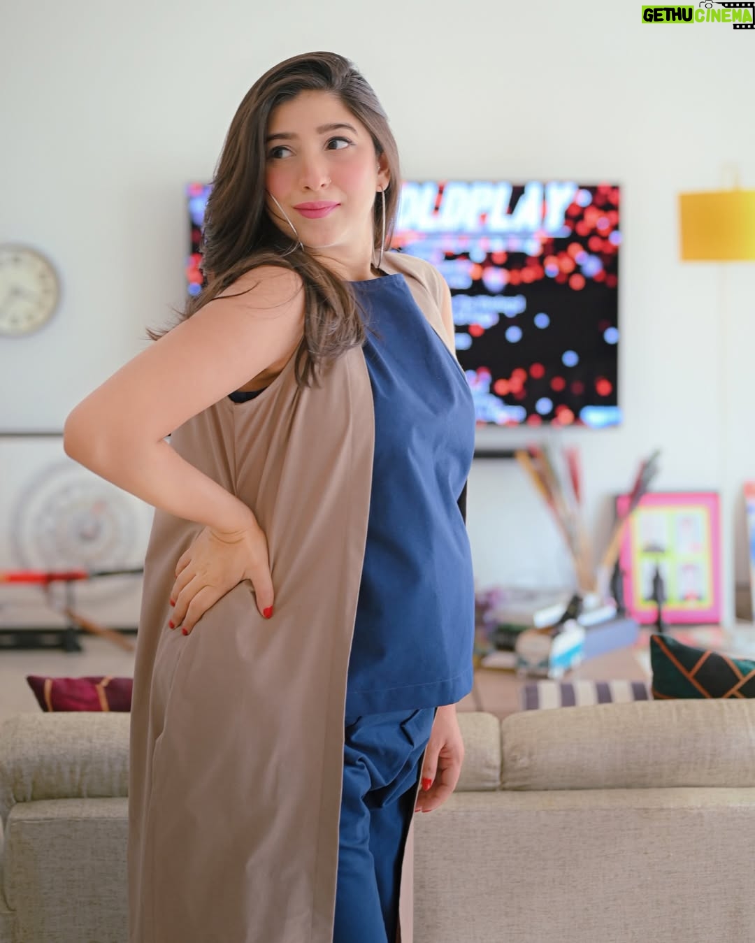 Mariyam Nafees - 55.1K Likes - • Discomfort apni jagah, fashion nai rukna chahye 🥲🤰🏼💙
Swipe to see my biggest distraction ♥️
@iamthamaan
🧥: @ame.pret
📷: @meer_clicks