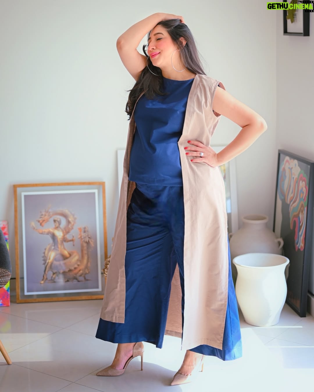 Mariyam Nafees - 55.1K Likes - • Discomfort apni jagah, fashion nai rukna chahye 🥲🤰🏼💙
Swipe to see my biggest distraction ♥️
@iamthamaan
🧥: @ame.pret
📷: @meer_clicks