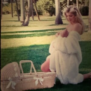Marla Maples Instagram - Oh how time on this earth flows so fast… 

Looking at these photos, I’m reminded that every moment holds the potential for so much joy ❣️

The first photo is with Tiffany on New Year’s Eve at Mar-a-Lago, 5 months pregnant.  Swipe and take a peak at the next photo —same place, but here Tiff is just a few days old. 

Life is a blessing. Don’t miss it. ✨