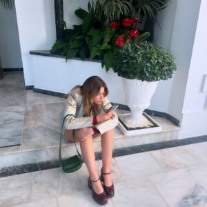 Marta Hazas Instagram - Los miércoles siempre serán culpables😙 #Culpatuya
.
Ahí va un mix de sustos, gente durmiendo entre biombos y un detrás de las cámaras durante la fiesta Leister y preparativos. 
@pokeepsie_films @primevideoes