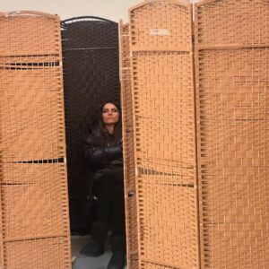 Marta Hazas Instagram - Los miércoles siempre serán culpables😙 #Culpatuya
.
Ahí va un mix de sustos, gente durmiendo entre biombos y un detrás de las cámaras durante la fiesta Leister y preparativos. 
@pokeepsie_films @primevideoes