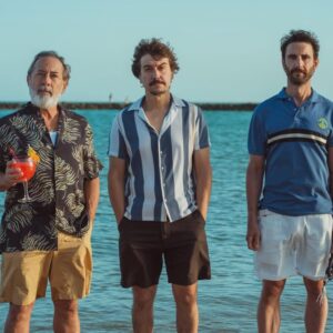 Marta Hazas Instagram - Entre la primera y la última foto ha pasado nuestra segunda película como productores. PLAYA DE LOBOS se titula. Segunda película de @veigajavier como director. 
La presentaremos en marzo en @festivalmalaga con motivo del ‘Premio Retrospectiva’ que el Festival concederá en esta edición a Guillermo Francella. 
El cielo que veis no tiene filtros, es uno de los muchos regalos preciosos, que no se pueden comprar,  que nos hemos llevado con el rodaje de esta película. Enhorabuena Guille!!!!

Gracias @danirovira y @guille_francella por vuestros trabajazos 🩵  Ojalá sea el primero de los muchos que os merecéis. Y gracias al equipo de la película por ser el equipo soñado dentro y fuera del set 
( unos cracks del voley playa también 🤣)

La última foto es en realidad el arranque, nos la hicimos en Buenos Aires  antes de saber todos los vinos, cenas, risas y aventuras que nos íbamos a echar en Fuerteventura, y siendo yo muy fan de este señor, que ahora lo soy más aún.
Qué suerte la mía por todo lo vivido y aprendido, ojalá la suerte nos acompañe. El trabajo está hecho, y de qué manera!!!
.
@mediolimonproducciones  @epos.cine @grupoizen #PlayadeLobos #Fuerteventura #BuenosAires #película #FestivaldeMalaga