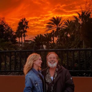Marta Hazas Instagram - Entre la primera y la última foto ha pasado nuestra segunda película como productores. PLAYA DE LOBOS se titula. Segunda película de @veigajavier como director. 
La presentaremos en marzo en @festivalmalaga con motivo del ‘Premio Retrospectiva’ que el Festival concederá en esta edición a Guillermo Francella. 
El cielo que veis no tiene filtros, es uno de los muchos regalos preciosos, que no se pueden comprar,  que nos hemos llevado con el rodaje de esta película. Enhorabuena Guille!!!!

Gracias @danirovira y @guille_francella por vuestros trabajazos 🩵  Ojalá sea el primero de los muchos que os merecéis. Y gracias al equipo de la película por ser el equipo soñado dentro y fuera del set 
( unos cracks del voley playa también 🤣)

La última foto es en realidad el arranque, nos la hicimos en Buenos Aires  antes de saber todos los vinos, cenas, risas y aventuras que nos íbamos a echar en Fuerteventura, y siendo yo muy fan de este señor, que ahora lo soy más aún.
Qué suerte la mía por todo lo vivido y aprendido, ojalá la suerte nos acompañe. El trabajo está hecho, y de qué manera!!!
.
@mediolimonproducciones  @epos.cine @grupoizen #PlayadeLobos #Fuerteventura #BuenosAires #película #FestivaldeMalaga