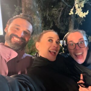 Marta Hazas Instagram - Los miércoles siempre serán culpables😙 #Culpatuya
.
Ahí va un mix de sustos, gente durmiendo entre biombos y un detrás de las cámaras durante la fiesta Leister y preparativos. 
@pokeepsie_films @primevideoes