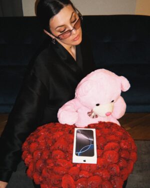 Maruv Instagram - Не насосала, а подарили… 😂 
Something about my St. Valentine’s Day 🤗

Не переживайте ему я подарила духи Dior Саважик и трусики Кельвин Кляйн 💪