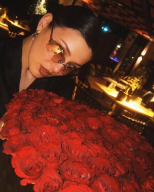 Maruv Instagram - Не насосала, а подарили… 😂 
Something about my St. Valentine’s Day 🤗

Не переживайте ему я подарила духи Dior Саважик и трусики Кельвин Кляйн 💪