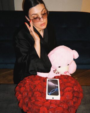 Maruv Instagram - Не насосала, а подарили… 😂 
Something about my St. Valentine’s Day 🤗

Не переживайте ему я подарила духи Dior Саважик и трусики Кельвин Кляйн 💪