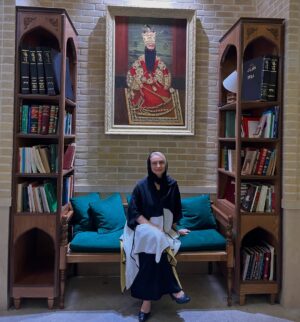 Maryam Kavyani Instagram - .
اگرچه فقط ۲ درصد ازوجود انسان جسم و ۹۸ درصد ازوجودش ذهن و جان است، شخص عادی ۹۸ درصد از وقتش راصرف اندیشیدن به این ۲ درصد می‌کند که جسم اوست!
به همین دلیل اغلب از بیماری رنج می‌کشد، زیرا می‌خواهد از برون به درون برسد، حال آنکه می‌باید از درون به بیرون می‌رسید.
افلاطون به طبیبان یونانی گفت: جز ،هیچگاه نمی‌تواند سالم باشد، مگر اینکه کل، سالم باشد.

📙#قانون _شفا 
✍🏻#کاترین _پاندر
……..
#مریم_کاویانی