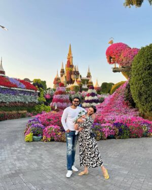 Maryam Noor Instagram - Where flowers speak the language of miracles!🌷✨