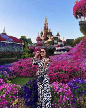 Maryam Noor Instagram - Where flowers speak the language of miracles!🌷✨
