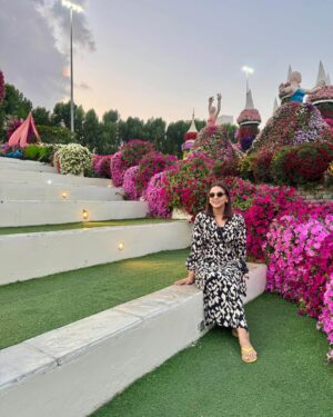 Maryam Noor Instagram - Where flowers speak the language of miracles!🌷✨